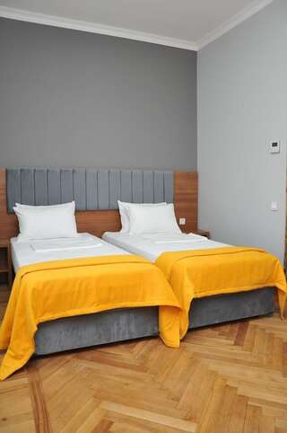 Гостевой дом palm hotel Батуми Стандартный семейный номер-15