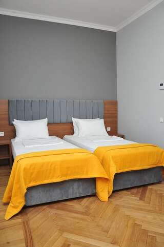 Гостевой дом palm hotel Батуми Стандартный семейный номер-3