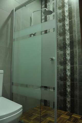 Гостевой дом palm hotel Батуми Трехместный номер с основными удобствами и общей ванной комнатой-4